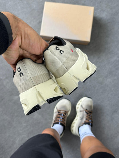 On Cloudtilt - OFF/WHITE