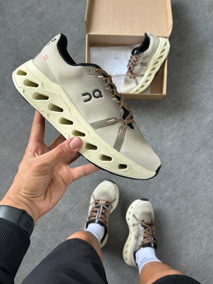 On Cloudtilt - OFF/WHITE