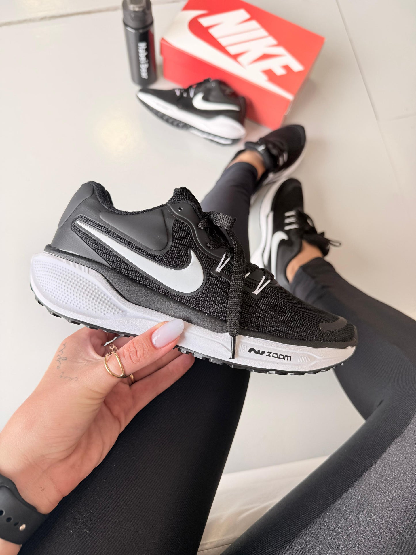 Nike Zoom Revolution -  PRETO