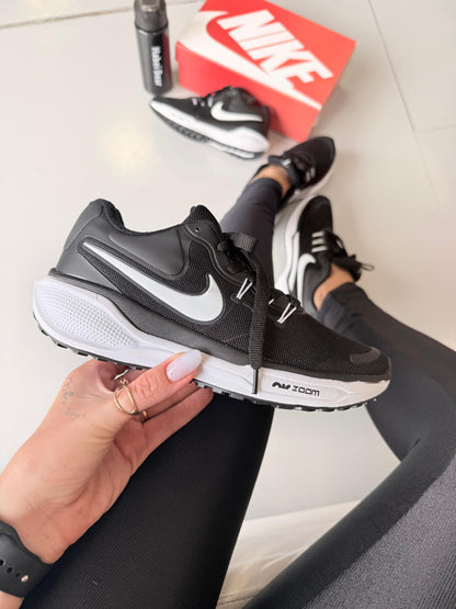 Nike Zoom Revolution -  PRETO