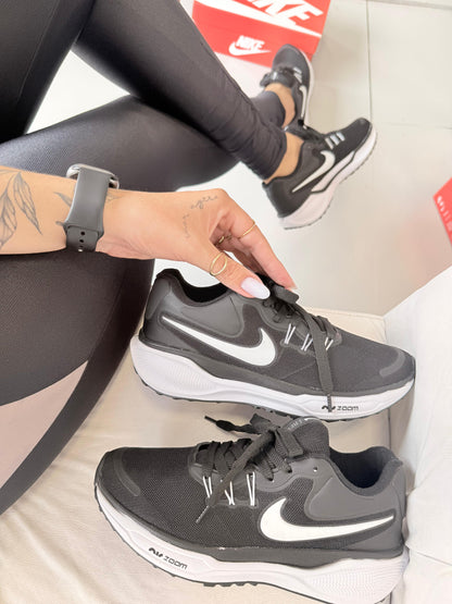 Nike Zoom Revolution -  PRETO