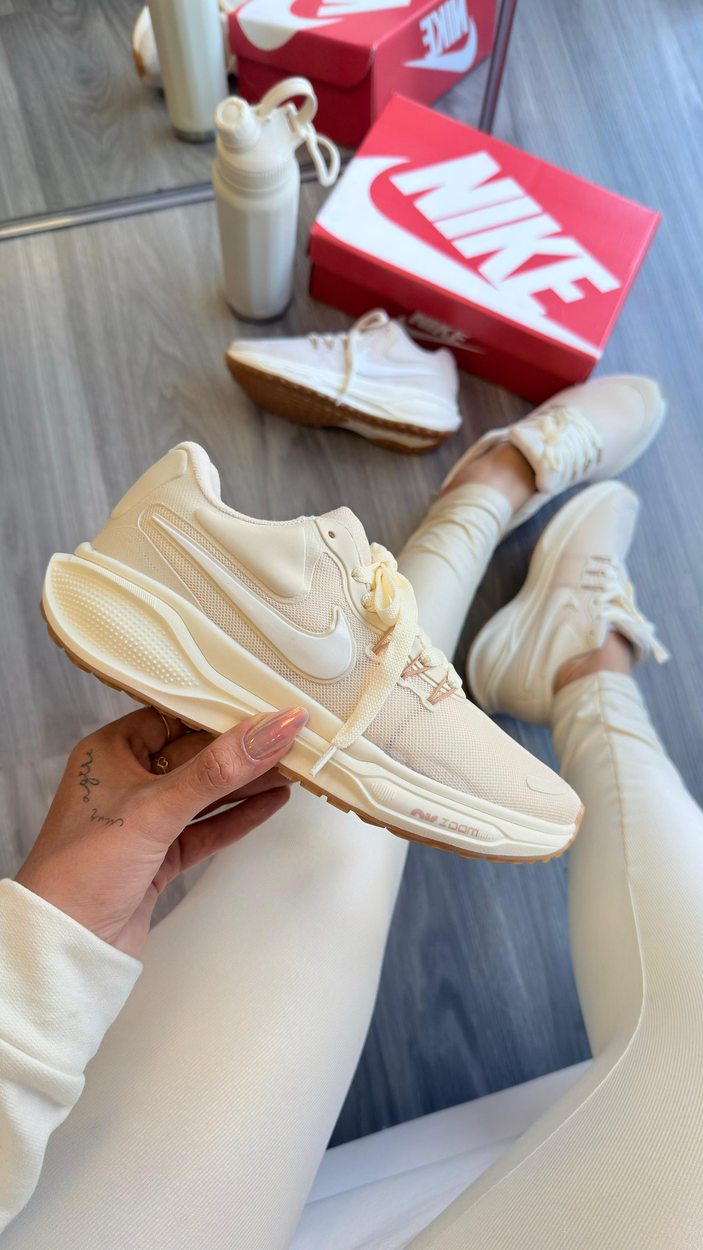 Nike Zoom Revolution -  CREME