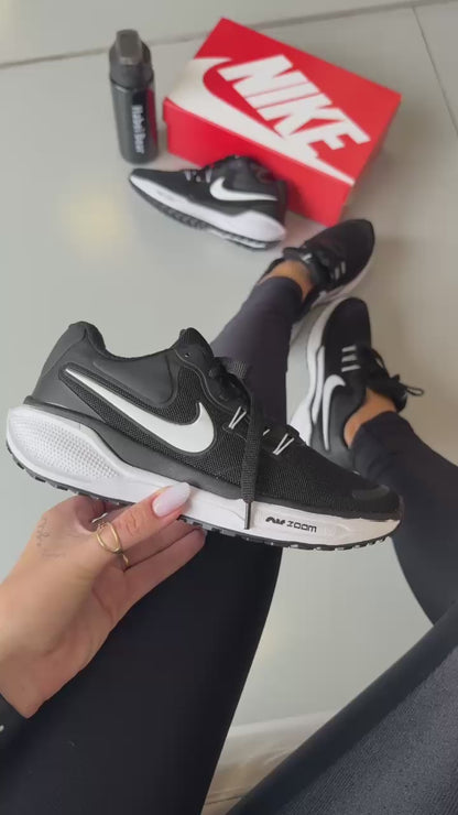 Nike Zoom Revolution -  PRETO