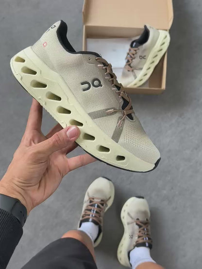 On Cloudtilt - OFF/WHITE